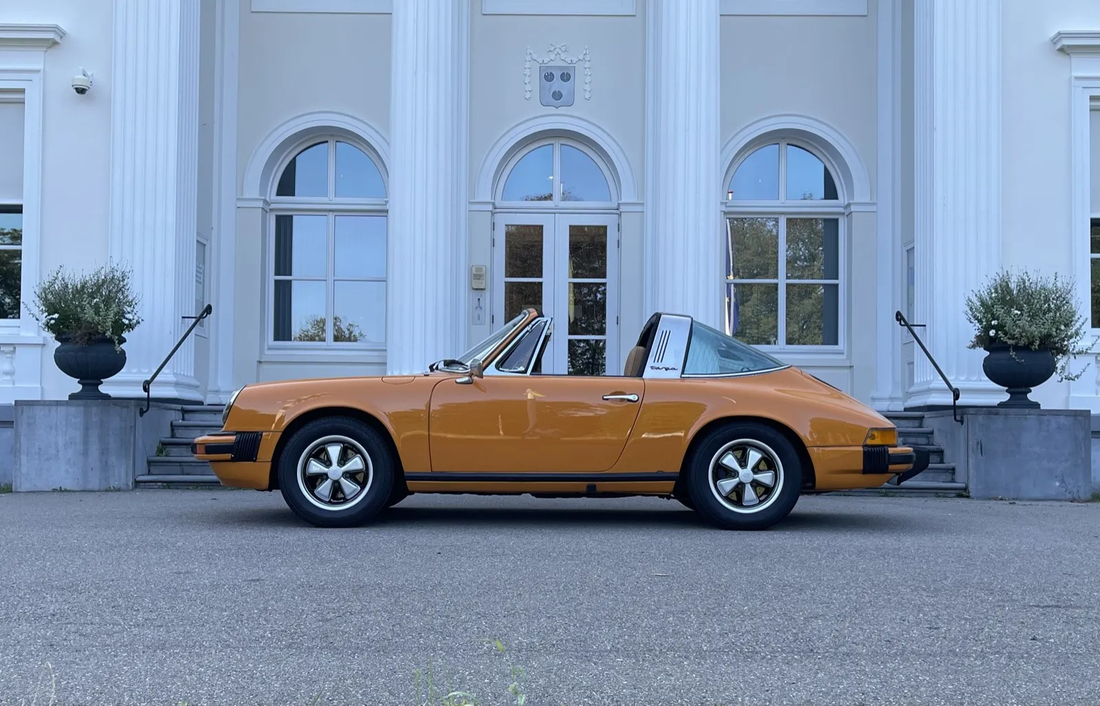 Oranje Porsche als hero-afbeelding voor verzekeringstaxatie