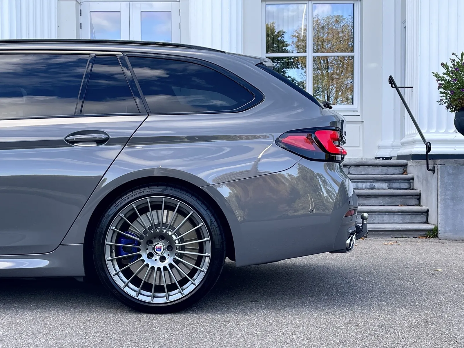 Achterzijde van een luxe touring met focus op carrosseriedetail