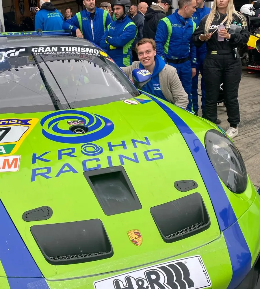 Y.B. Huisman bij een Porsche GT3 R op de Nürburgring