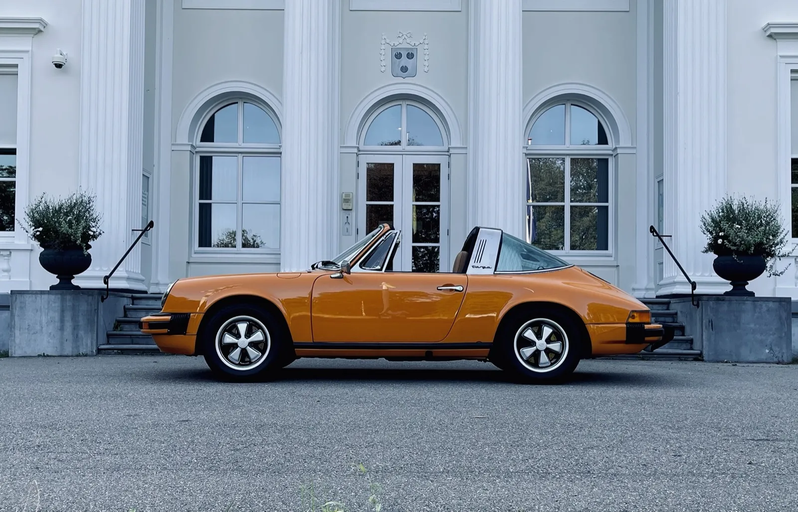 Porsche Targa oranje als hero-afbeelding voor contactpagina