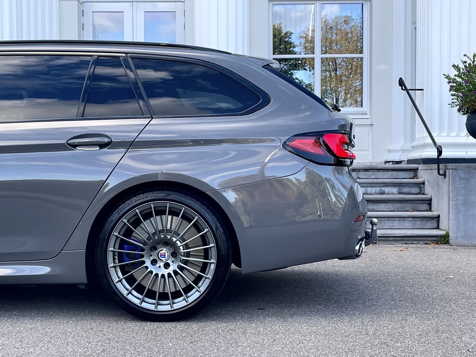 Achteraanzicht van een BMW Alpina na taxatie