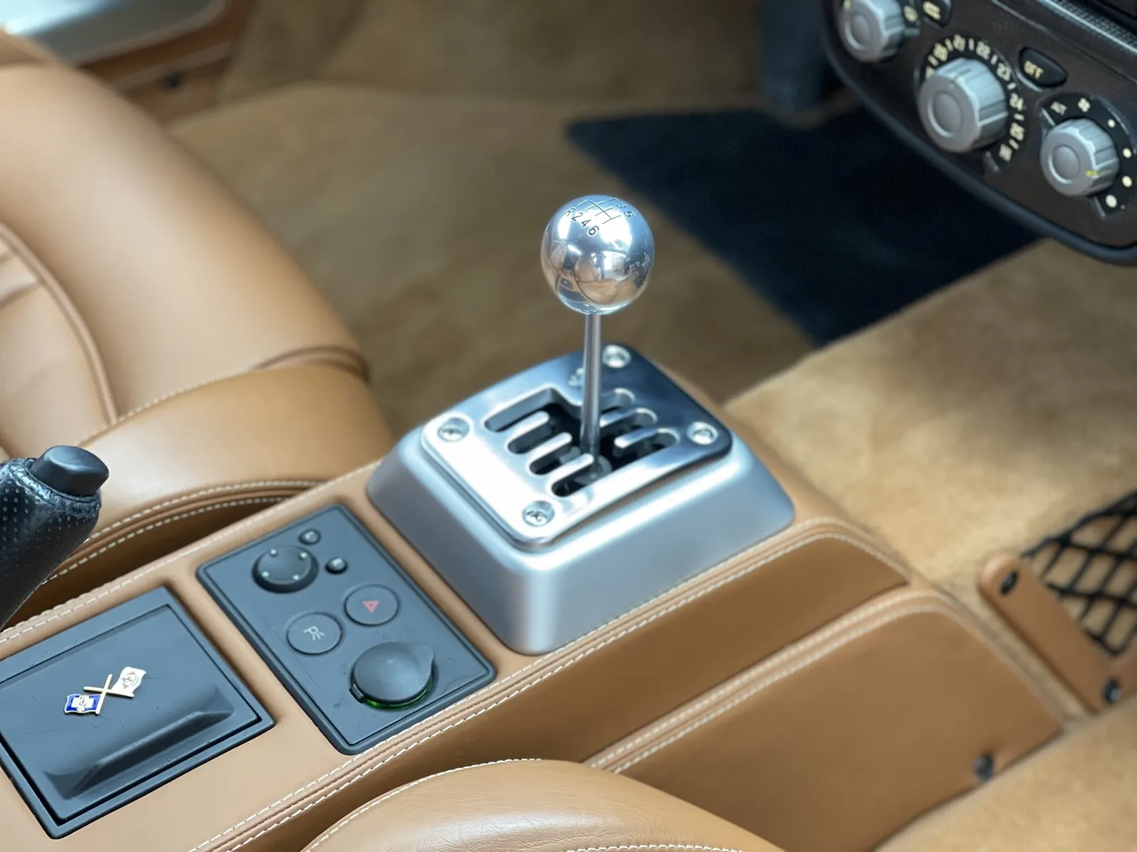 Detail van een Ferrari-schakelaar tijdens voertuiginspectie