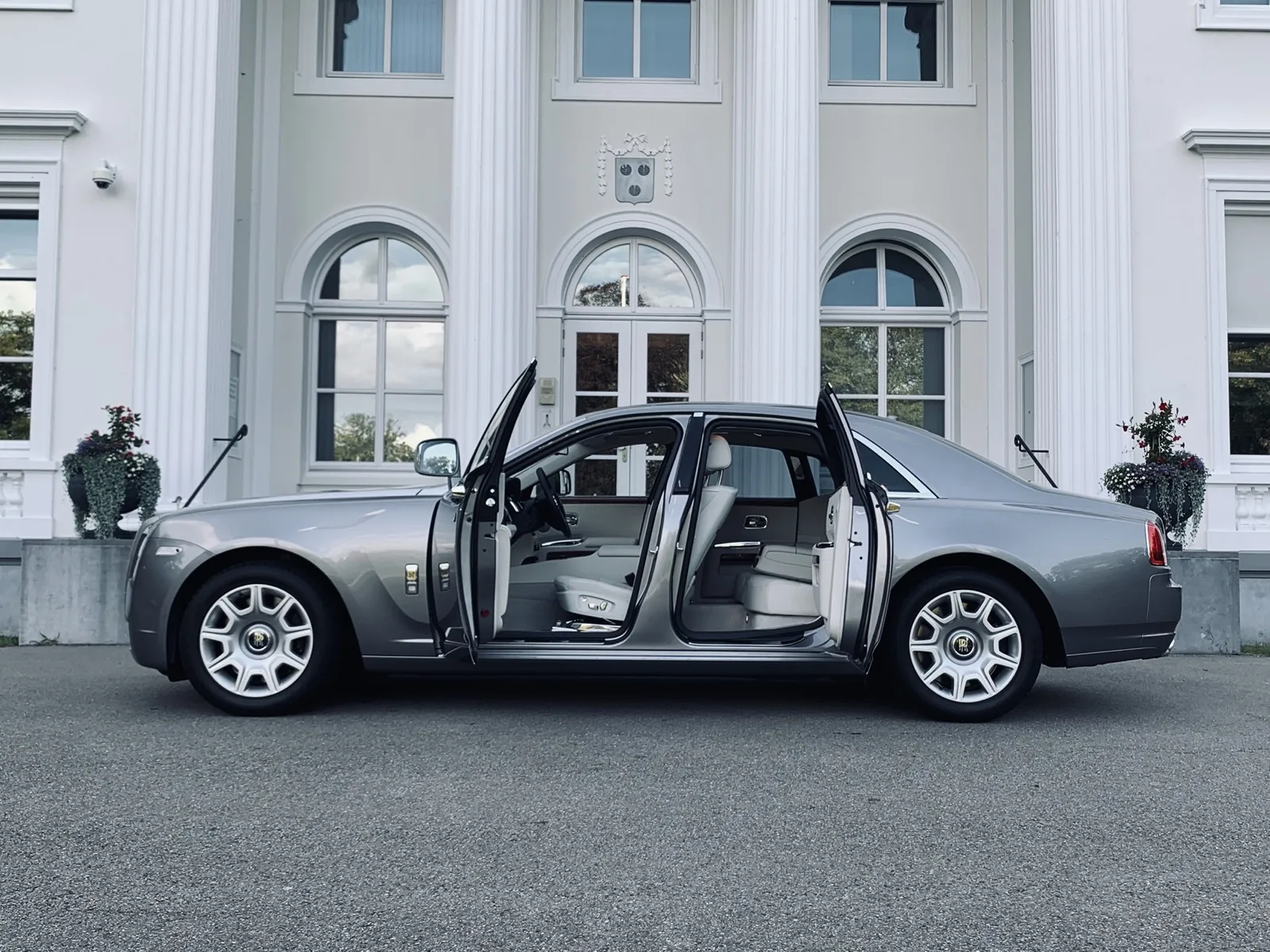 Rolls-Royce Ghost voor een monumentaal gebouw